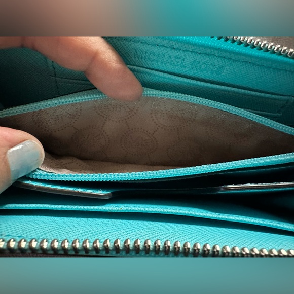 Micheal Kors Jet Set Wristlet - Picture 5 of 9